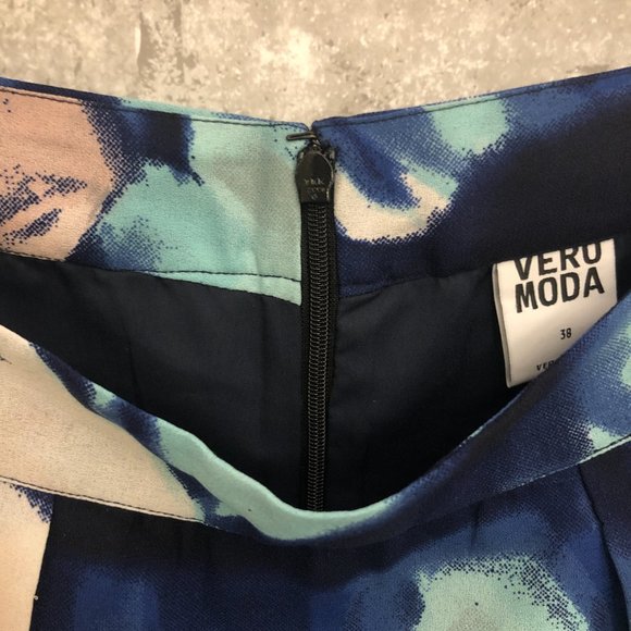 Vero Moda Blue Floral Mini Skirt Size 38 - like new - Picture 4 of 5